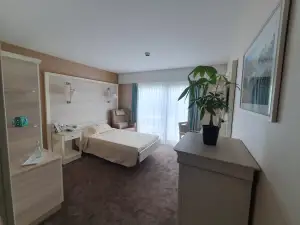 Photo de  Les Oliviers De Saint Laurent