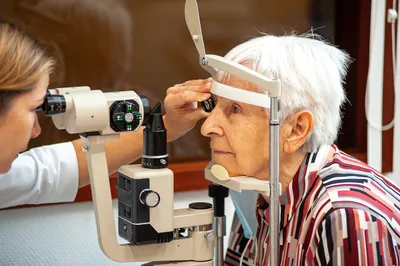 DMLA : un implant révolutionnaire redonne la vue à des patients