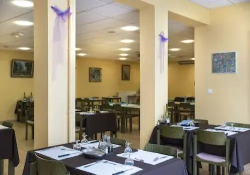 Photo de REPOTEL Voisins-le-Bretonneux - Maison de retraite / EHPAD