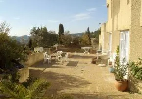 Residence Lou Mes De Mai - Résidence Services Seniors à Baux-de-Provence